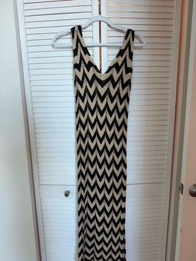Sleeveless Black and Cream Chevron Maxi Dress